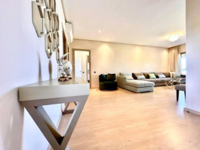 Appartement Spacieux et Moderne avec une Vue sur Montagne et Piscine